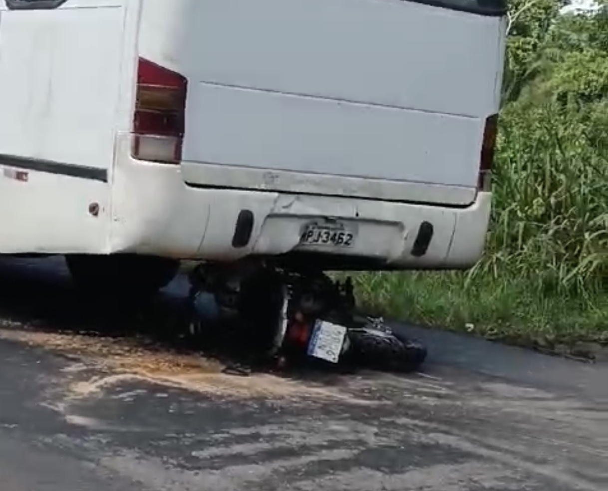 Motociclista quase morre ao bater na traseira de ônibus na BR-364