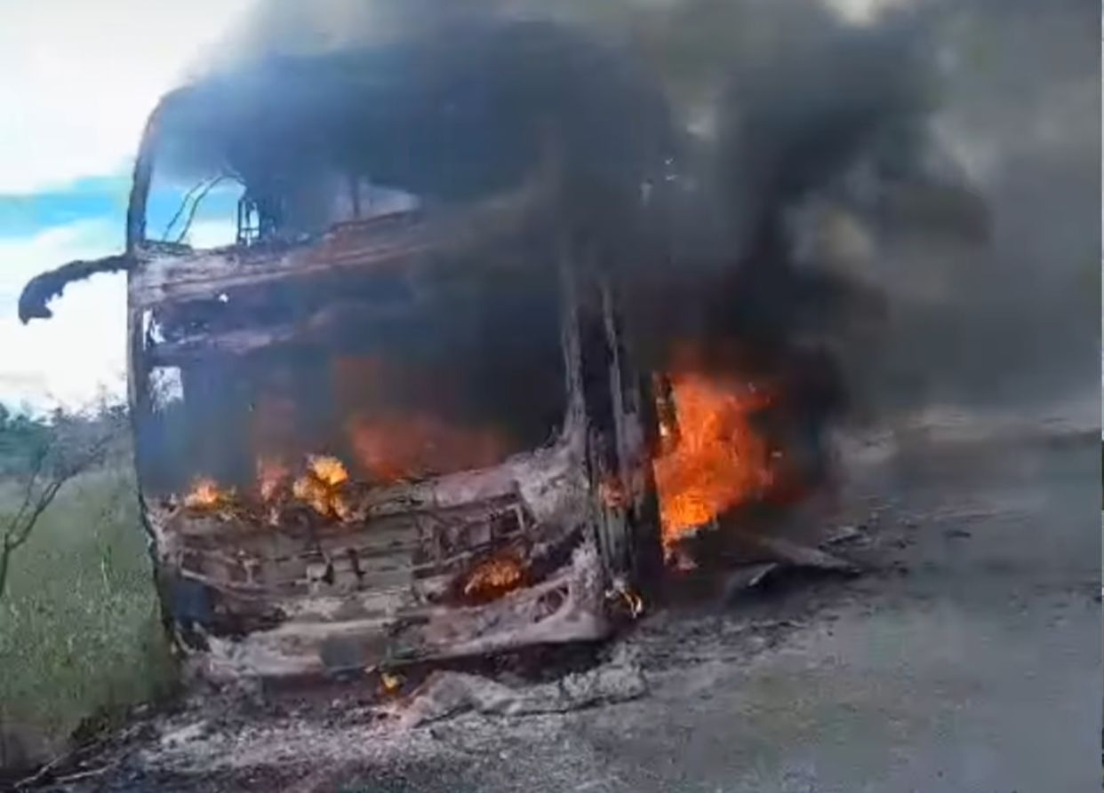 Ônibus da MATRIZ que saiu lotado de Rio Branco para Porto Velho pega fogo na BR-364