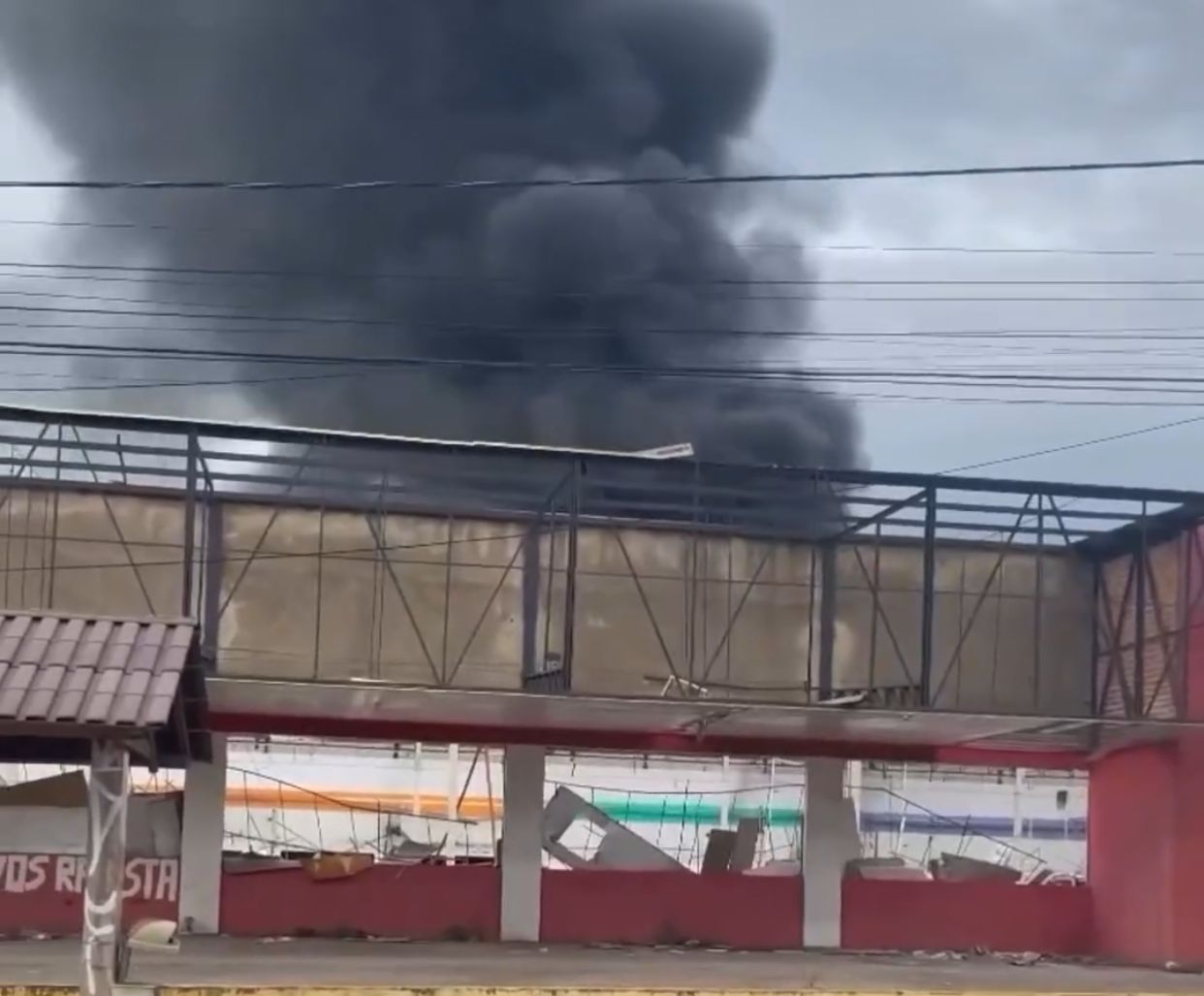 Prédio abandonado do Gonçalves volta a pegar fogo na tarde desta sexta