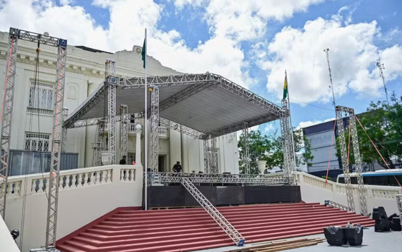 Entrada de geleiras e garrafas de vidro são proibidas no show de Naiara Azevedo