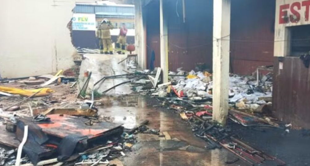 Prédio do antigo supermercado Gonçalves, abandonado desde 2019, pega fogo em Rio Branco