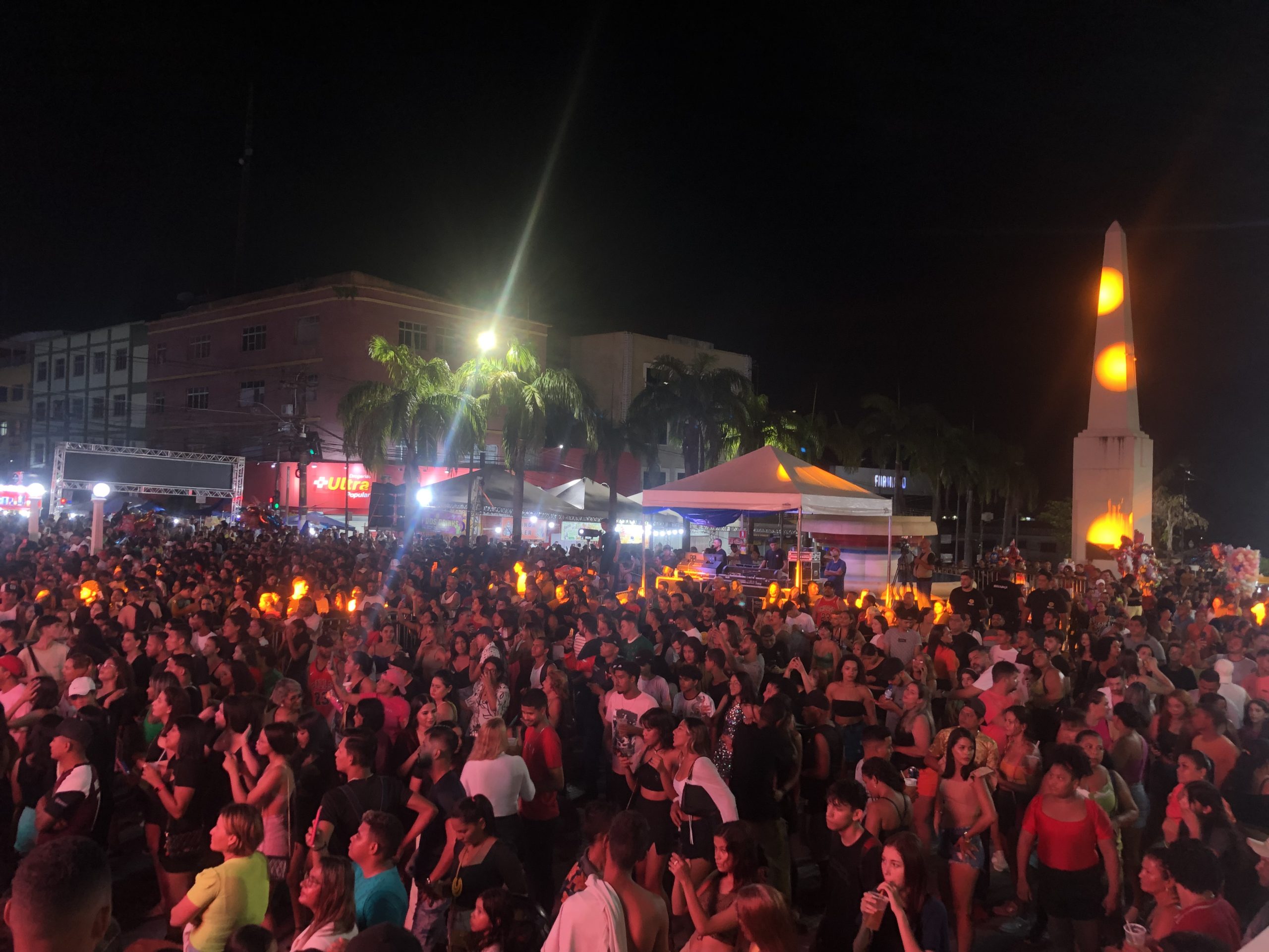 Milhares de pessoas já aguardam show de Naiara Azevedo em frente ao Palácio Rio Branco