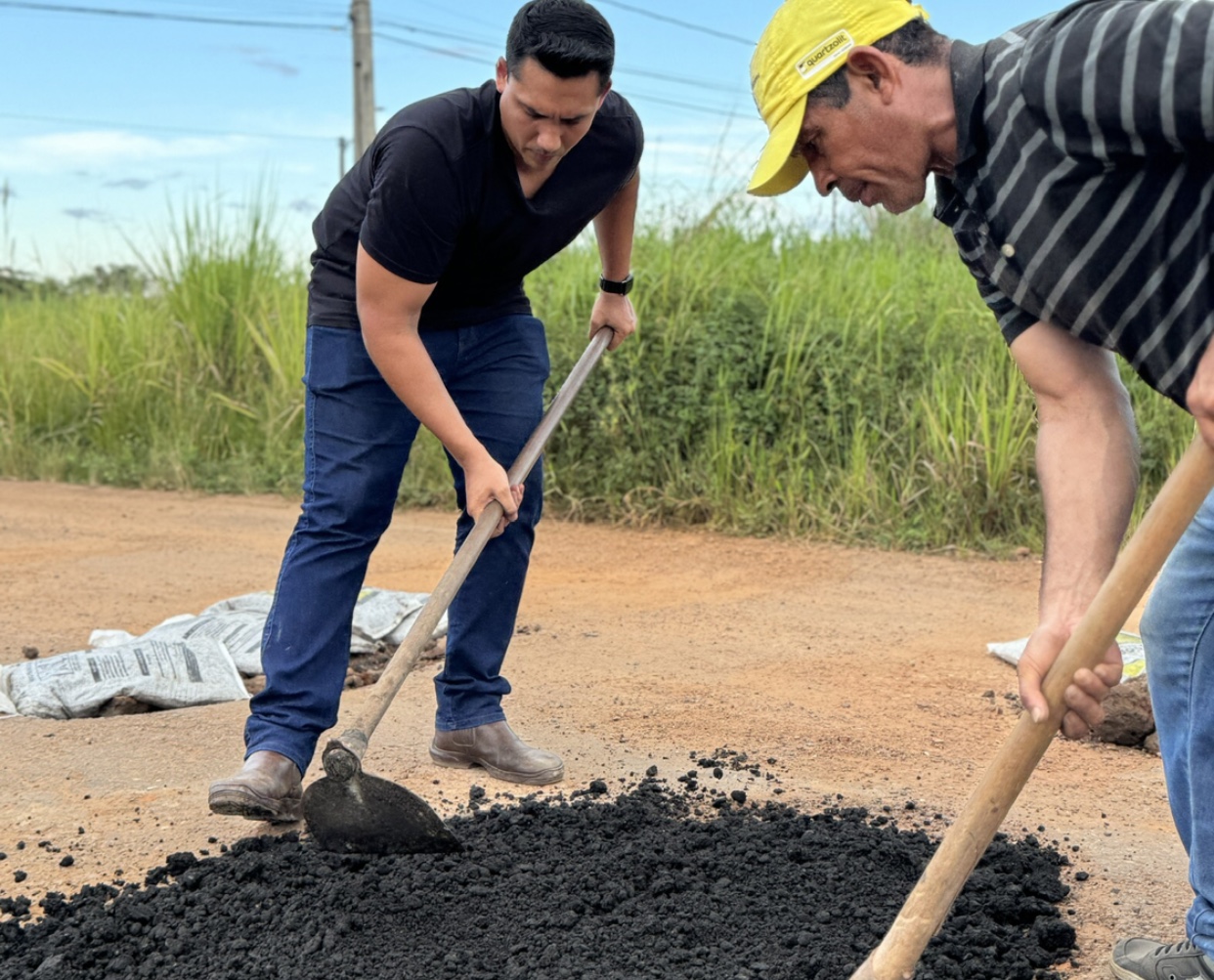 Samu do Asfalto: amigos tapam buracos em ruas esquecidas pelo poder público