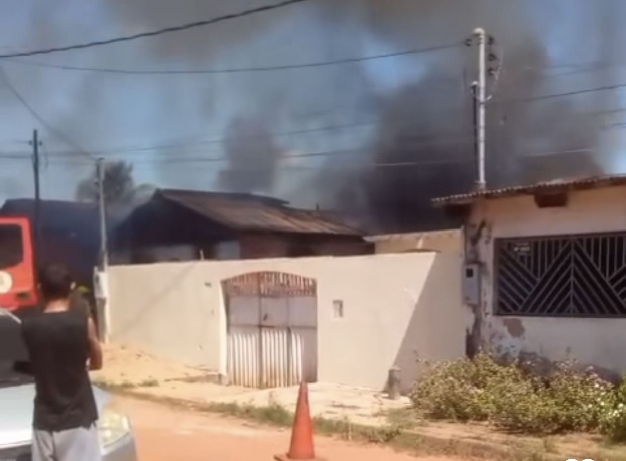 Incêndio destrói residência em Rio Branco; mãe e crianças estavam dentro da casa