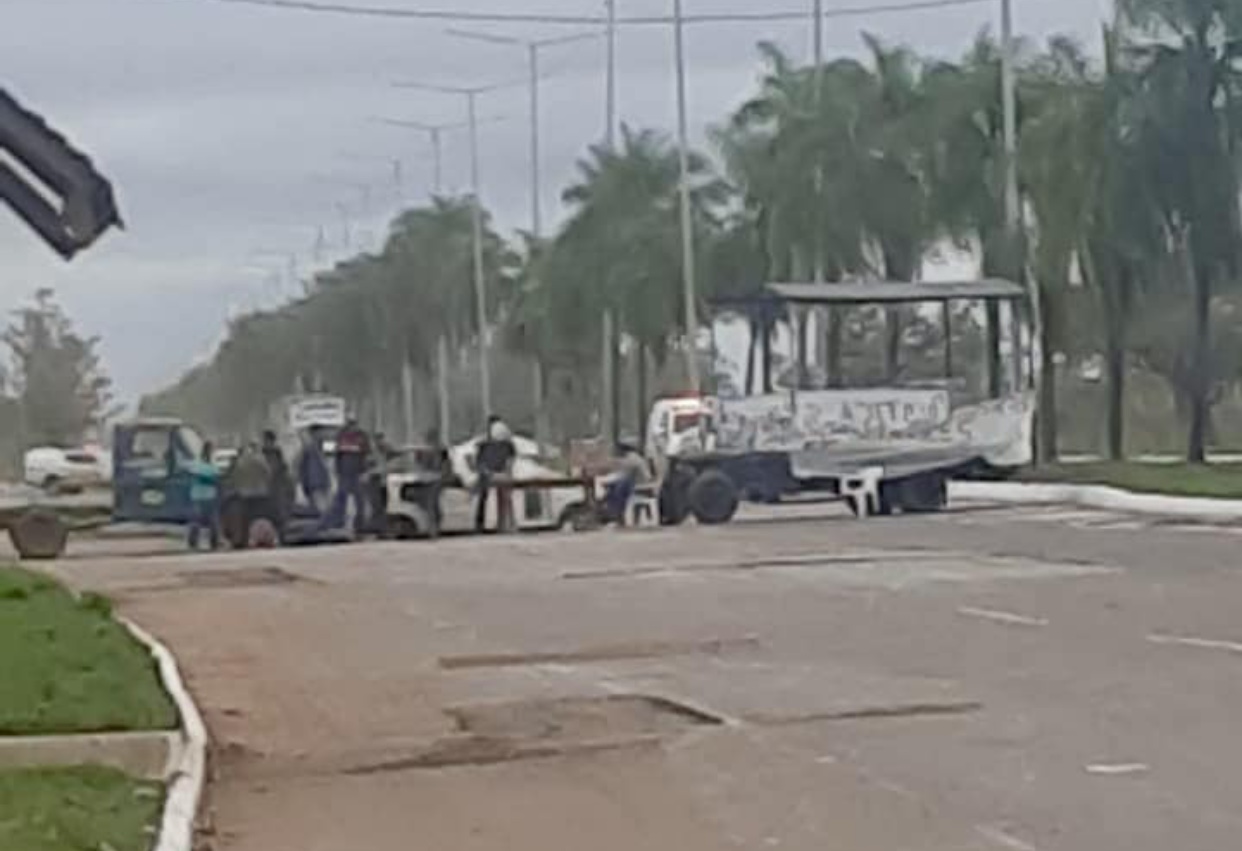 Posseiros fecham Avenida Amadeo Barbosa após Justiça conceder reintegração de posse de terra