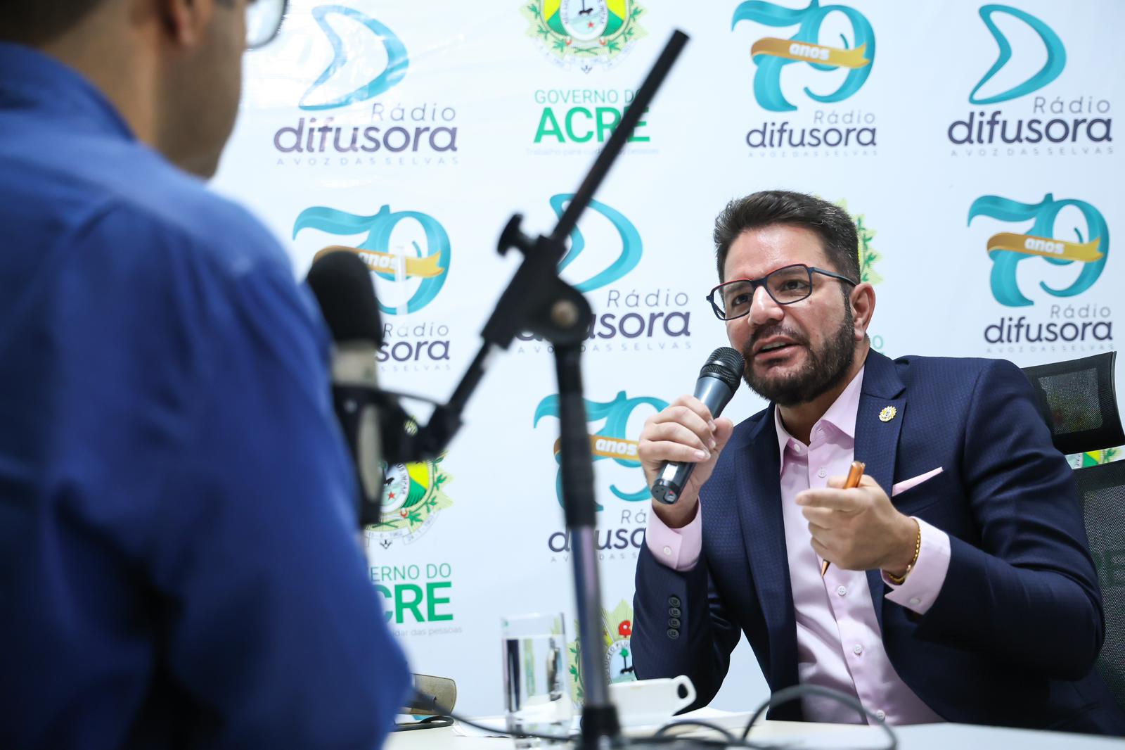 Gladson destaca avanços em obras e políticas públicas durante entrevista na Rádio Difusora Acreana