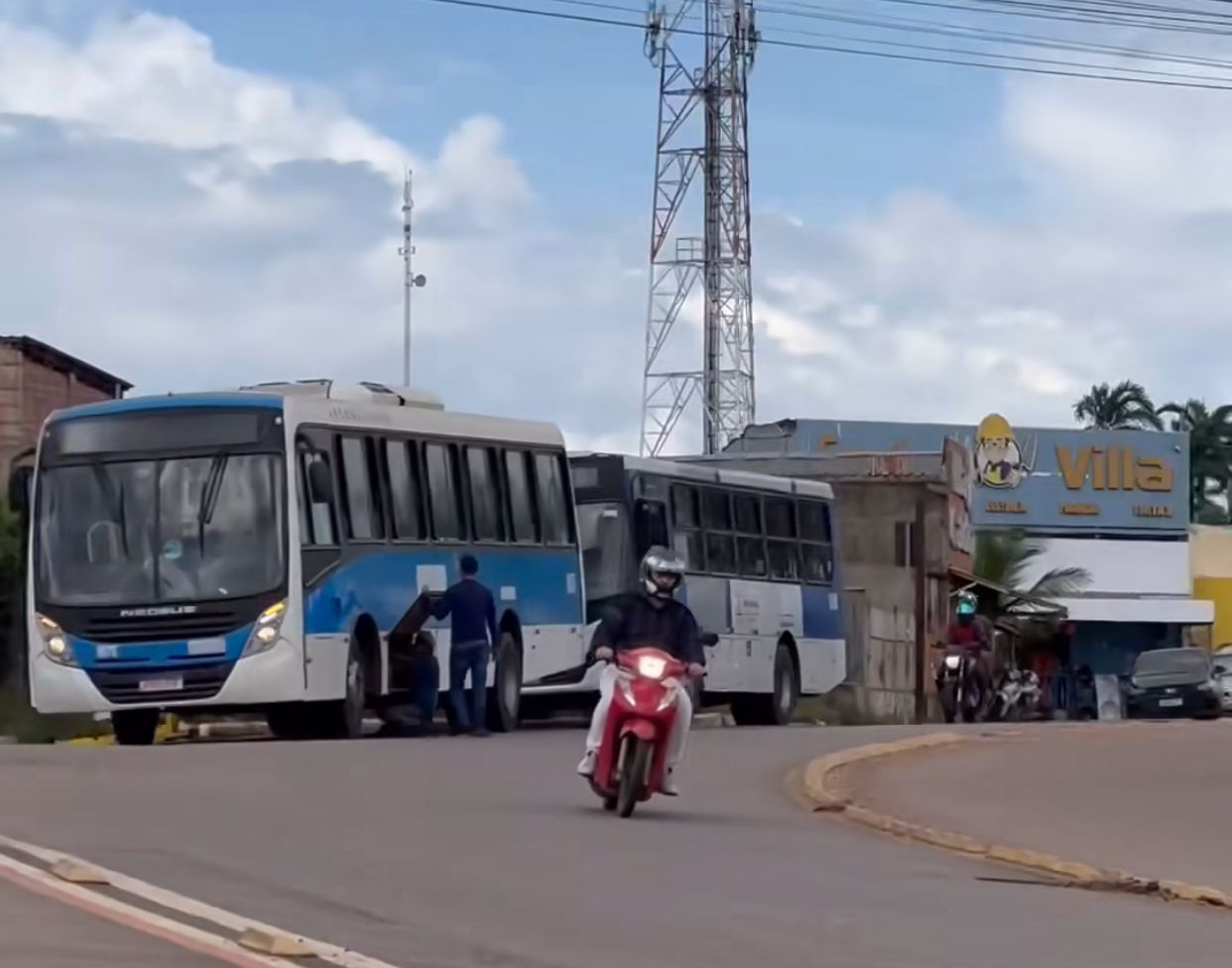 Sucata da ‘Ricco’ que faz a linha Tancredo Neves quebra e passageiros se revoltam