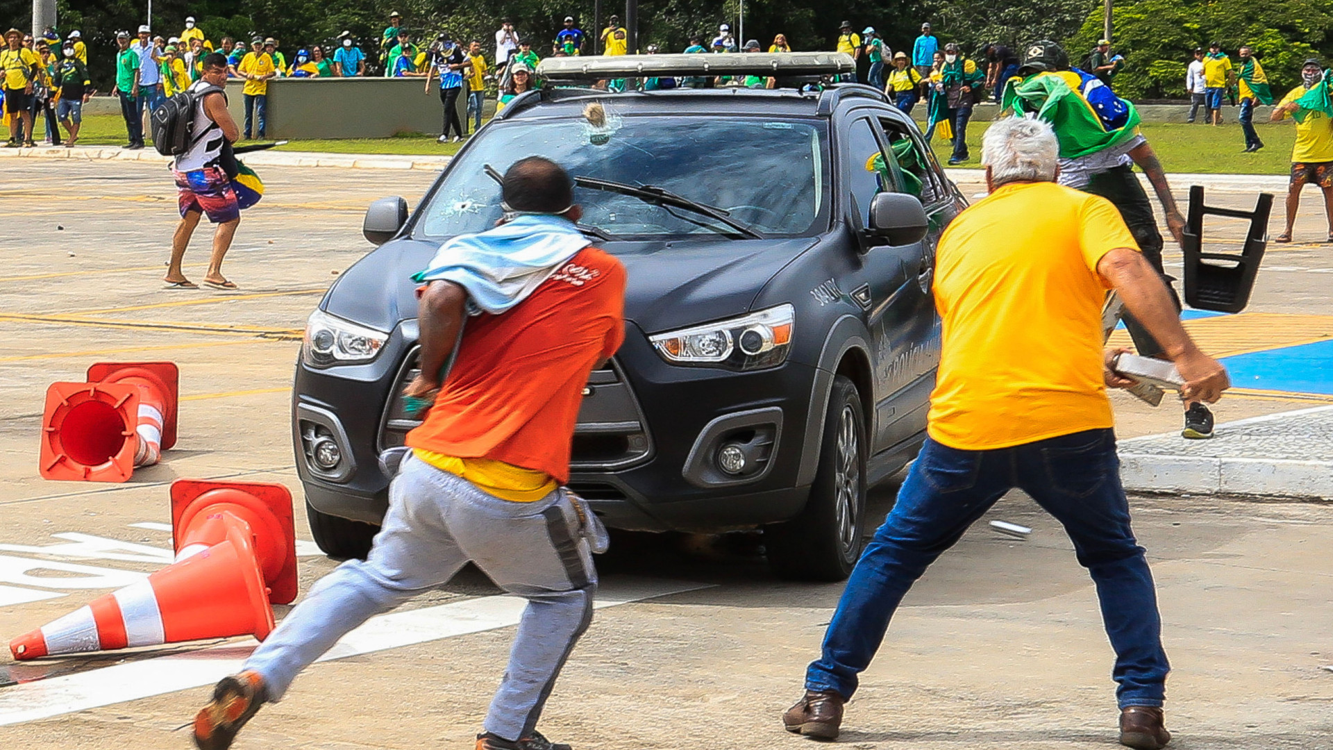 Criminosos bolsonaristas condenados do 8/1 quebram tornozeleira e deixam país