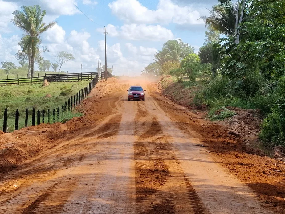 Prefeitura de Plácido de Castro segue em ação na zona rural e avança em obras de piçarramento