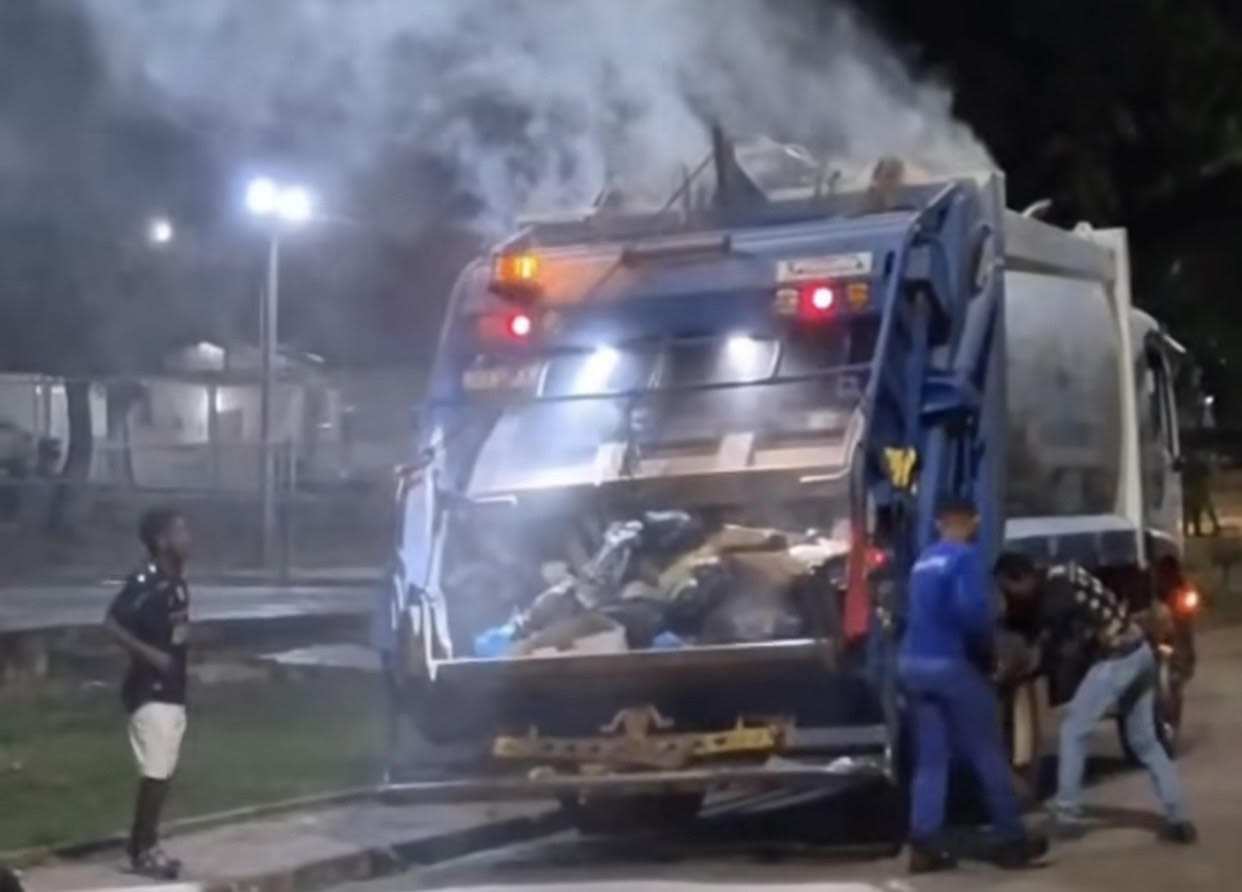 Caminhão coletor de lixo da Limpebrás pega fogo no Tangará, em Rio Branco