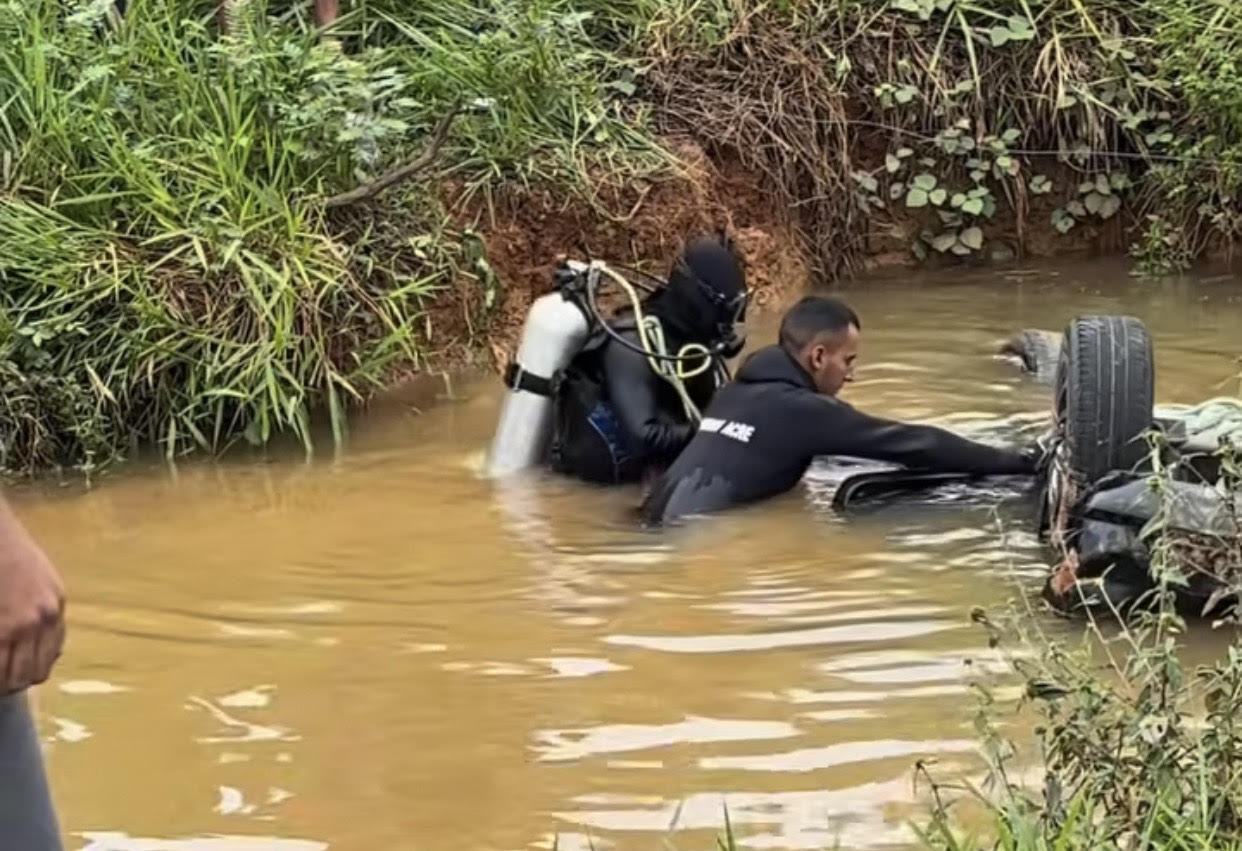 Carro capota, cai dentro de igarapé e mata cabo do Exército entre Acrelândia e Plácido de Castro