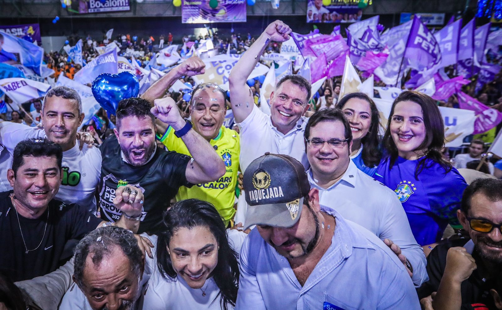 Presença de 12 mil pessoas e videochamada com Bolsonaro marcam convenção de Bocalom & Alysson