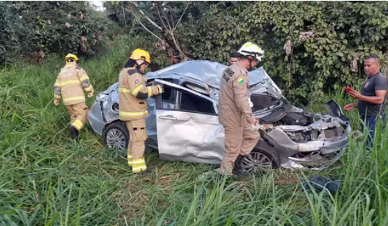 Motorista perde controle de veículo e cai em ribanceira na BR-364