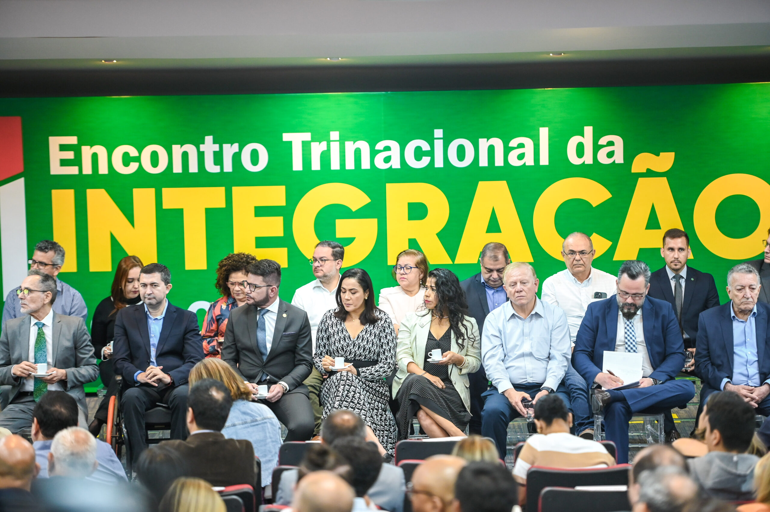 Com presença de Gladson, encontro trinacional debate integração econômica entre Acre e países andinos