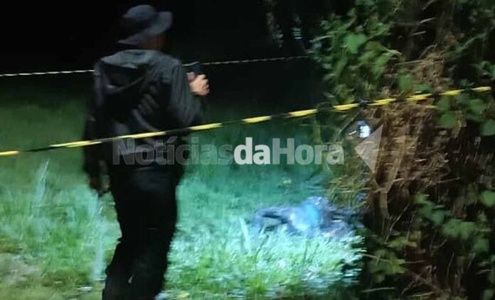 Barbárie: mulher é encontrada morta enrolada em lona pegando fogo em bairro de Rio Branco