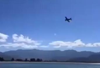 Avião monomotor faz pouso de emergência em praia de Santa Catarina; veja o vídeo