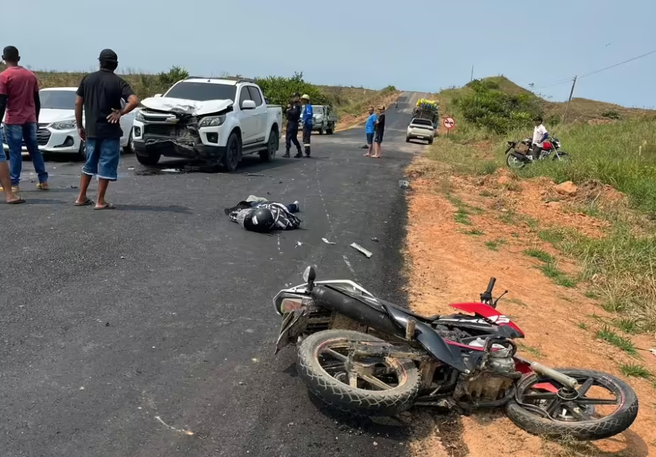 Motociclista morre após bater de frente com caminhonete na BR-364, no interior do Acre