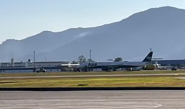 Avião sofre danos durante pouso e pista do Aeroporto Internacional de Florianópolis é fechada