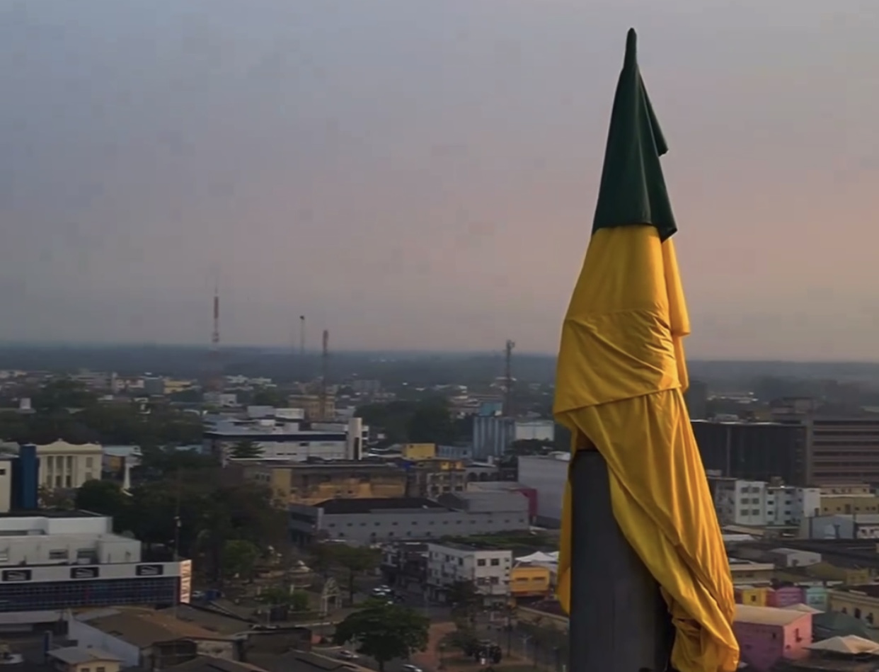 Nos 122 anos da Revolução, bandeira acreana amanhece enrolada no mastro e sem tremular