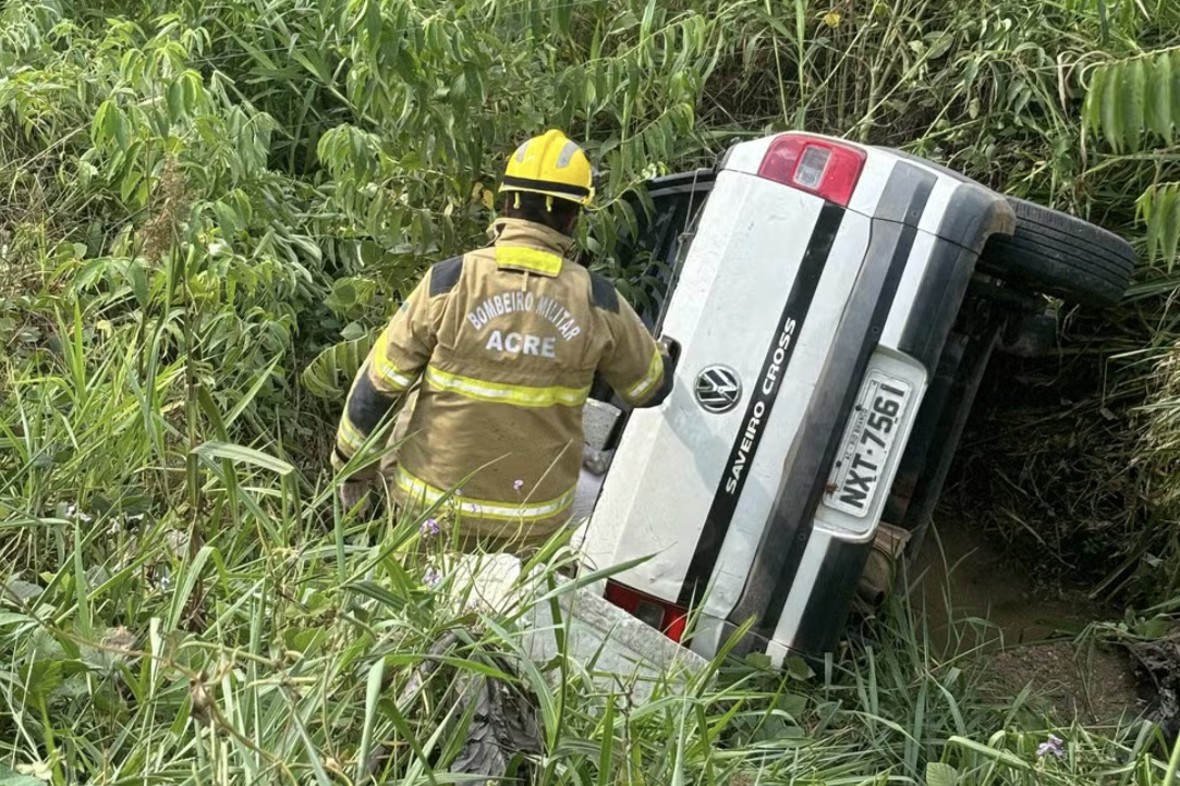 Motorista cai com carro em barranco na BR-364; três pessoas ficaram feridas