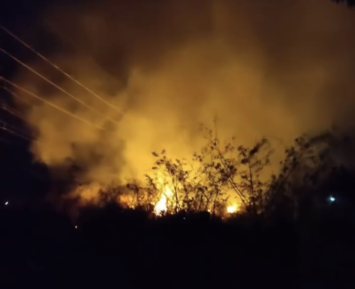 Novo incêndio em matagal por pouco não atinge casas na Cidade do Povo