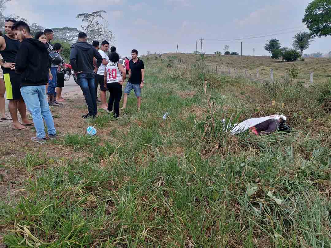 Homem morre e mulher fica ferida em acidente de moto na BR-364, próximo à Sena Madureira