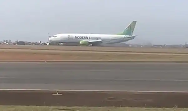 Pneus estouram e Boeing 737-4 faz pouso de emergência no Aeroporto Viracopos, em SP