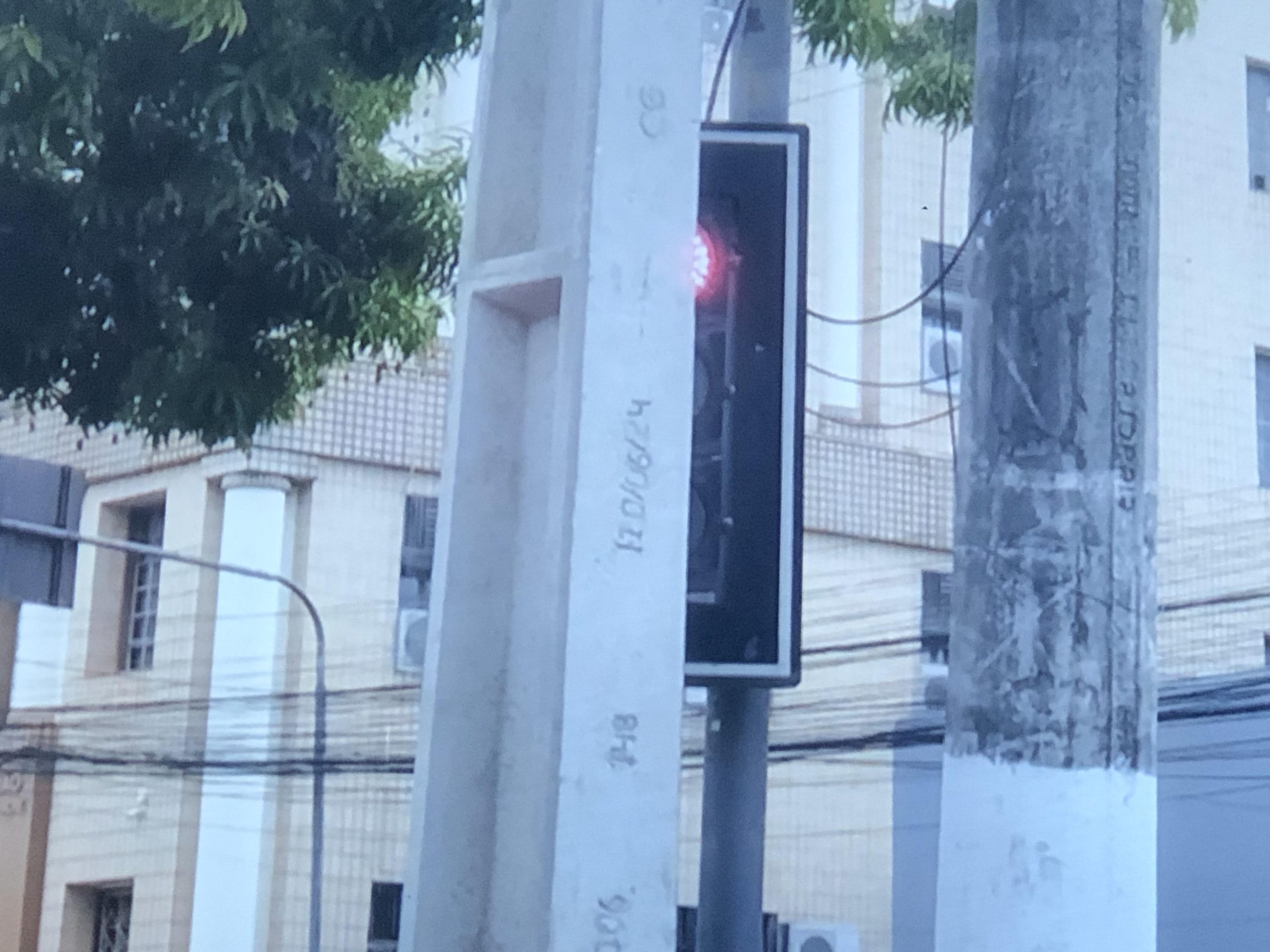 Poste é colocado na frente de semáforo no Centro de Rio Branco; Energisa se pronuncia