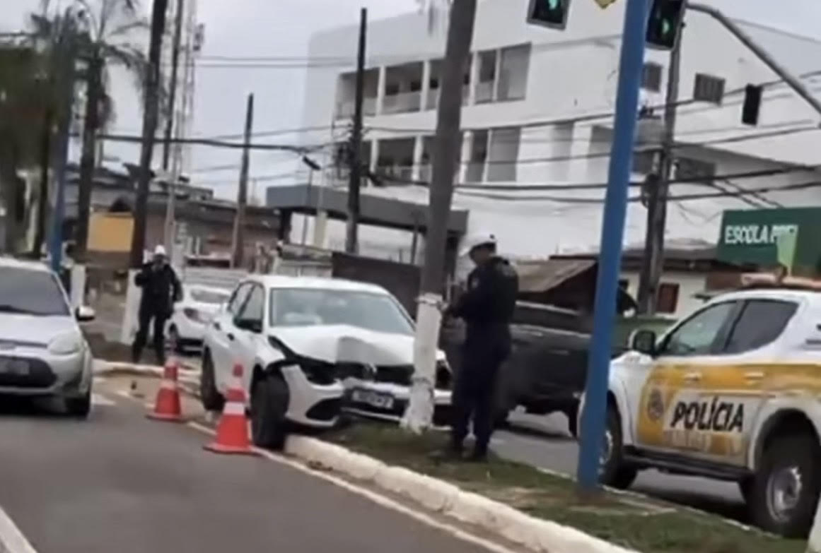 Motorista abandona carro após bater em palmeira na Avenida Ceará, em Rio Branco