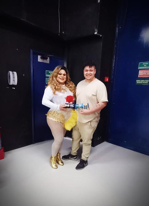 Drag Queen do Acre se apresenta no SBT e é aplaudida pelo apresentador Ratinho