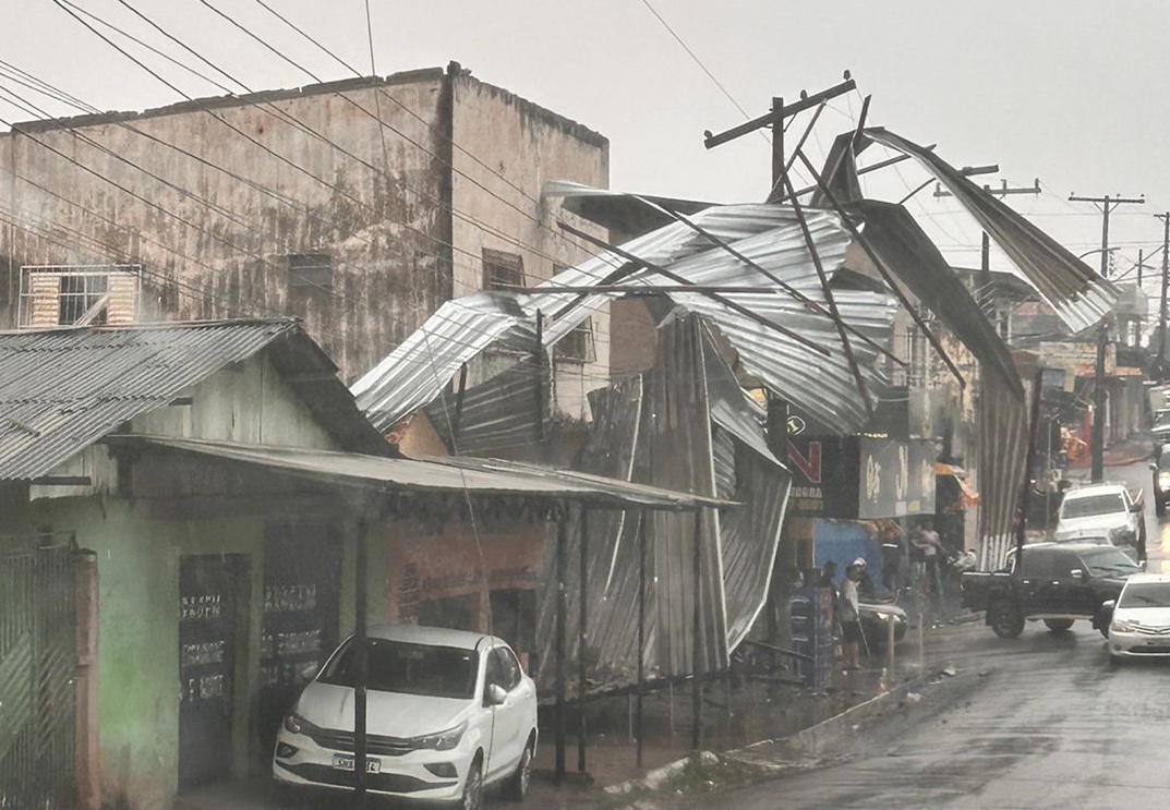 Ventania destelha prédio no Esperança e Energia é suspensa em vários bairros de Rio Branco