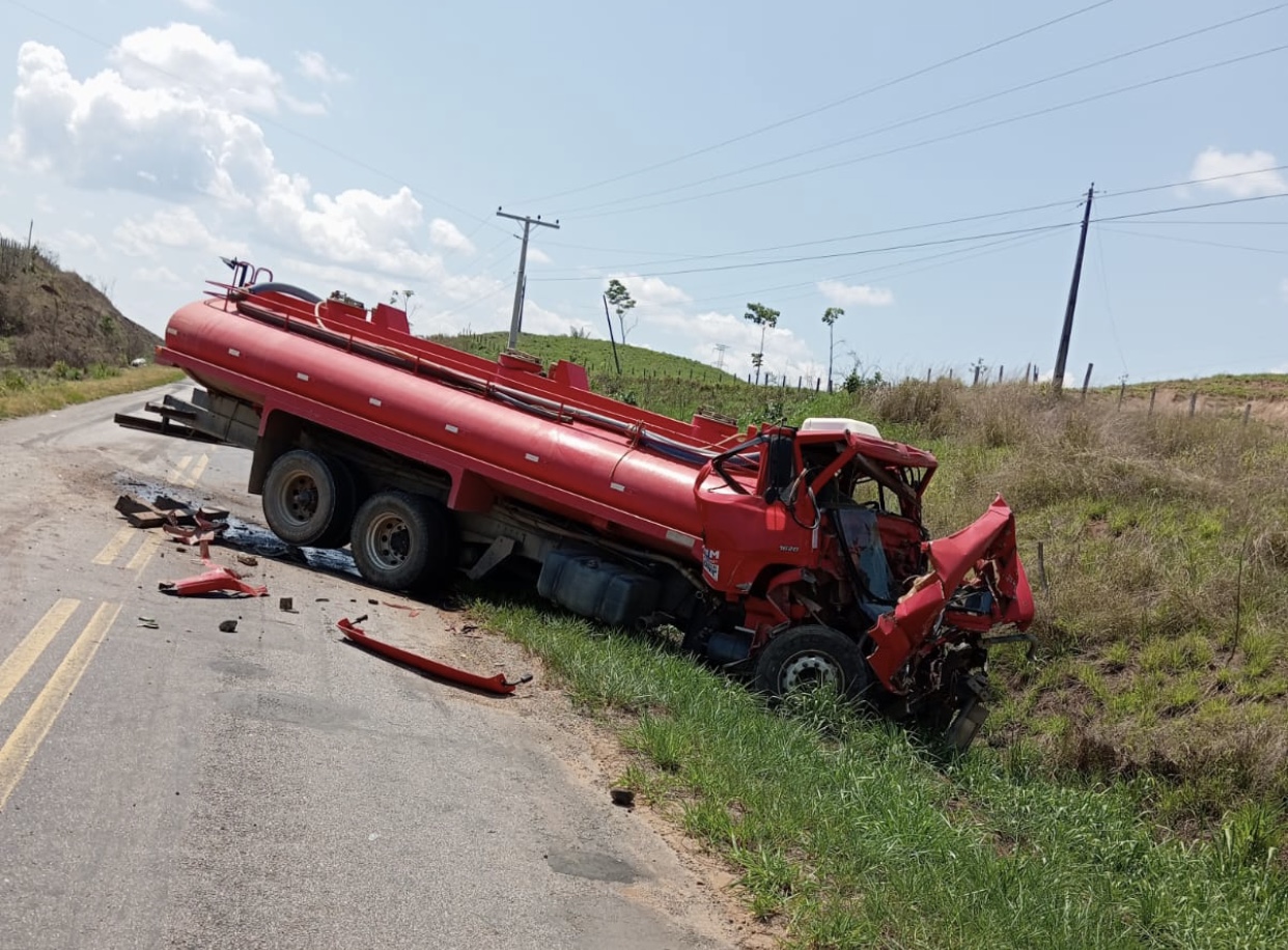 Acidente envolvendo caminhão pipa deixa motorista ferido na BR-364, próximo à Feijó