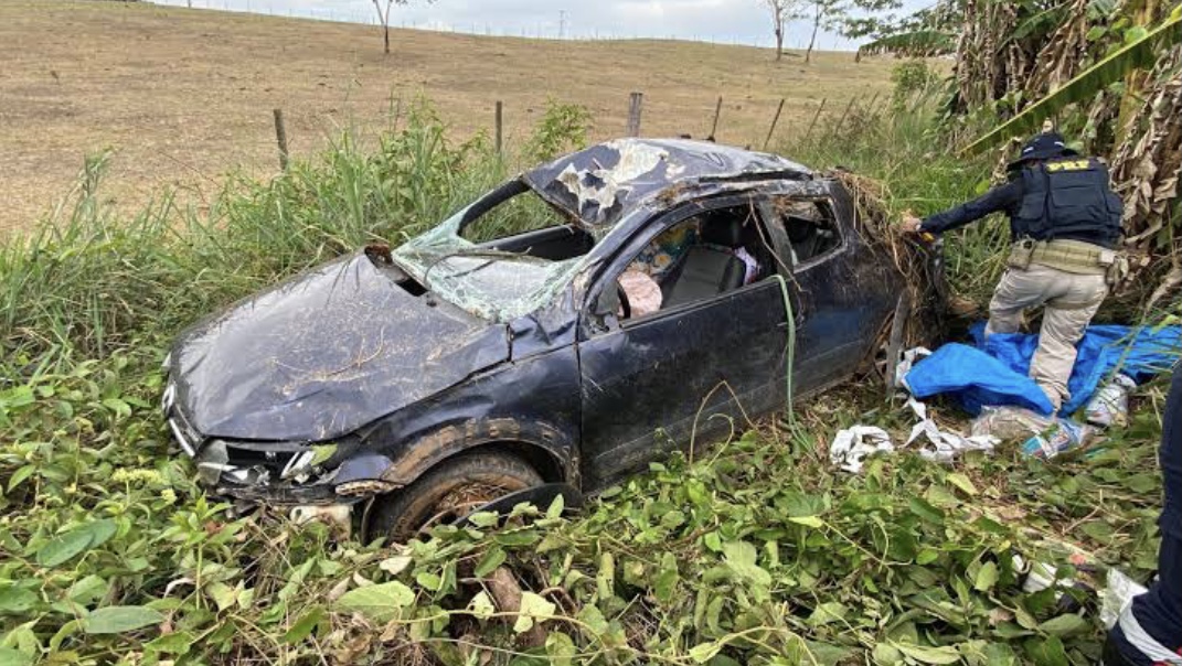 Comerciante de 27 anos morre ao ser arremessado de carro em capotamento na BR-364