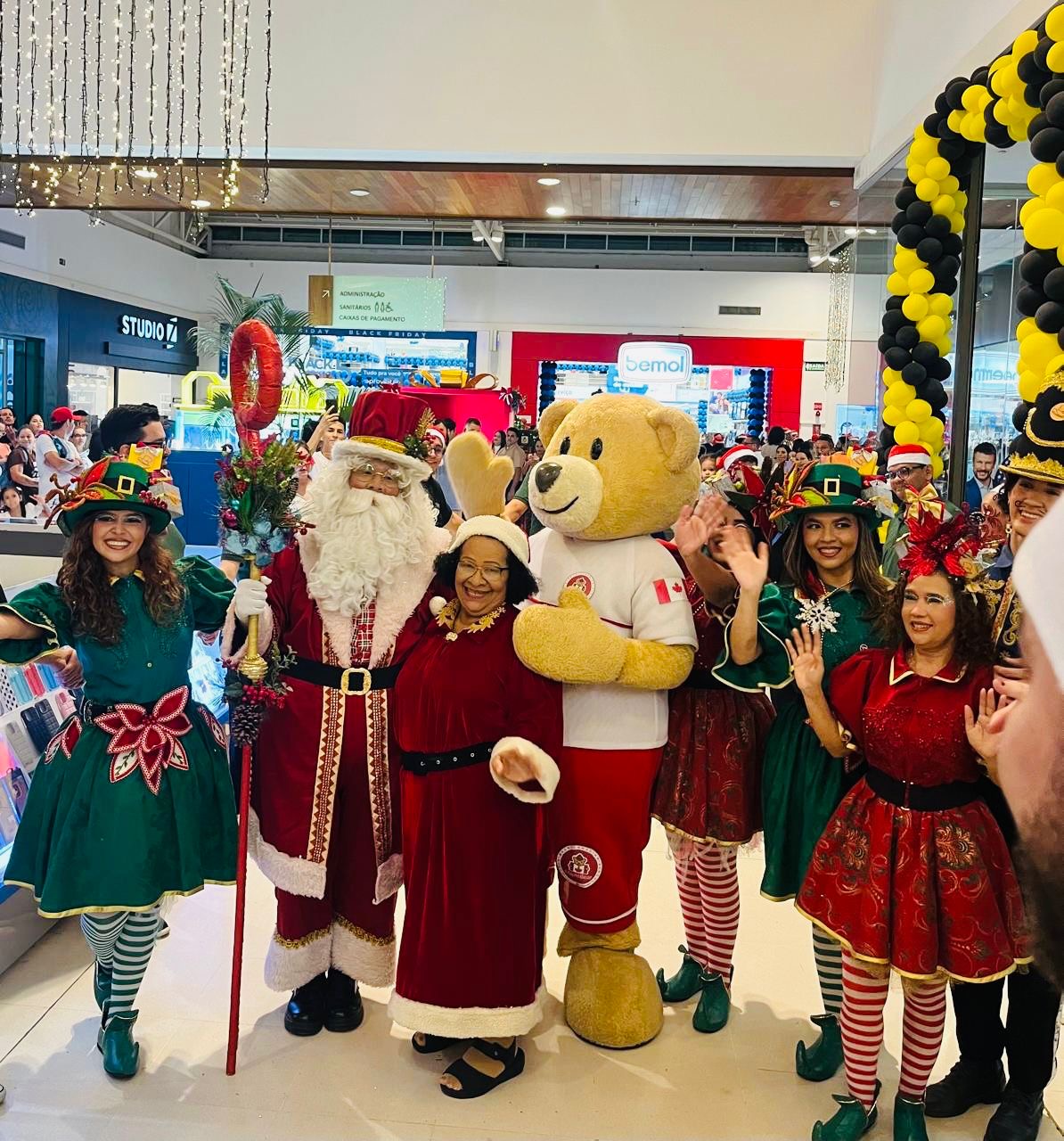 Chegada do Papai Noel no Via Verde Shopping encanta visitantes e dá largada as comemorações natalinas