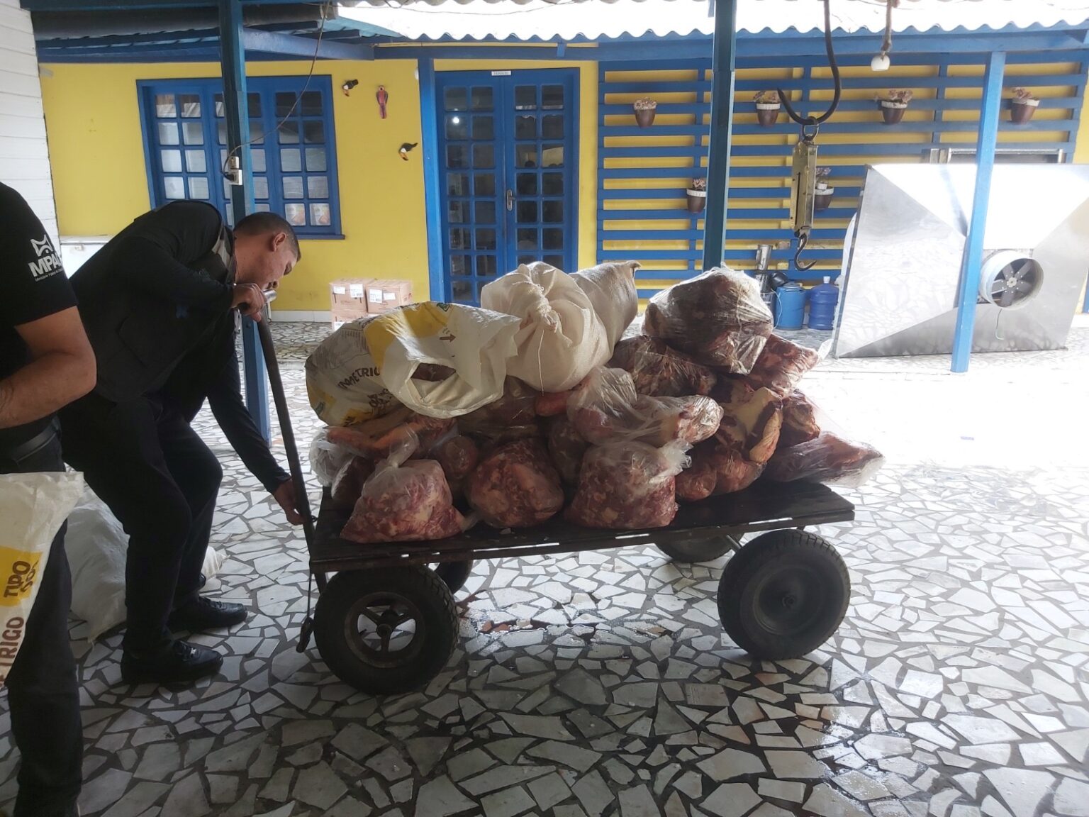 Ministério Público apreende mais de meia tonelada de alimentos estragados que seriam dados a presos no Acre