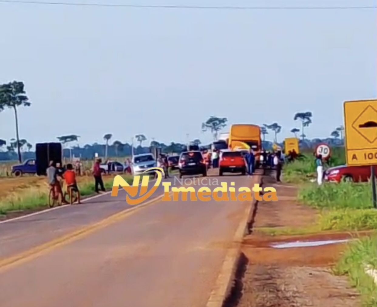 Moradores das vilas Nova e Caquetá fecham BR-317 em protesto ao descaso do poder público