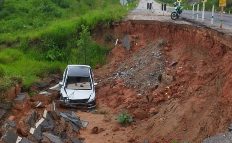 Após veículos caírem em cratera na BR-364, DNIT diz que obras só iniciam em 2025