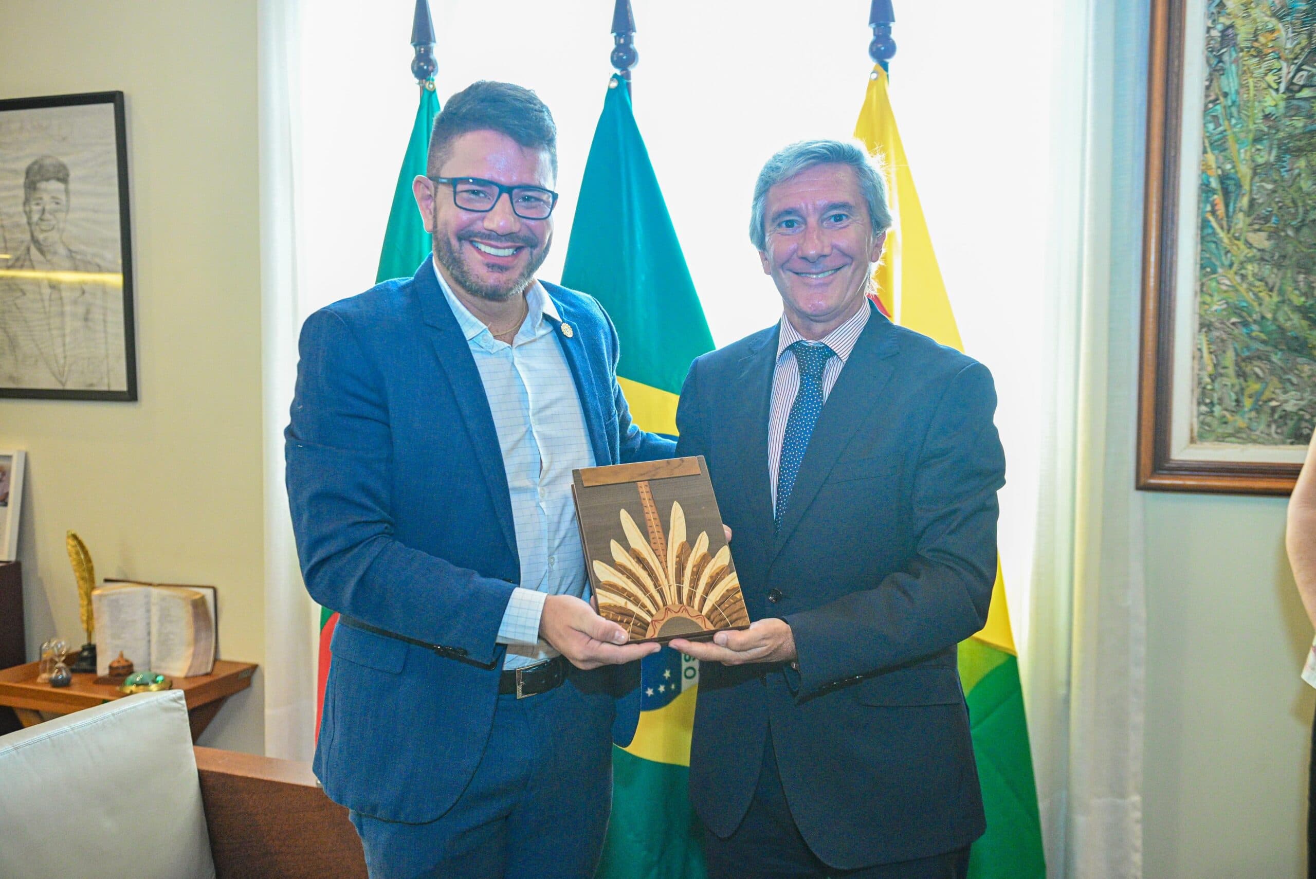 Governador Gladson Cameli recebe embaixador de Portugal que está no Acre para a abertura da exposição ’50 anos da Revolução dos Cravos’