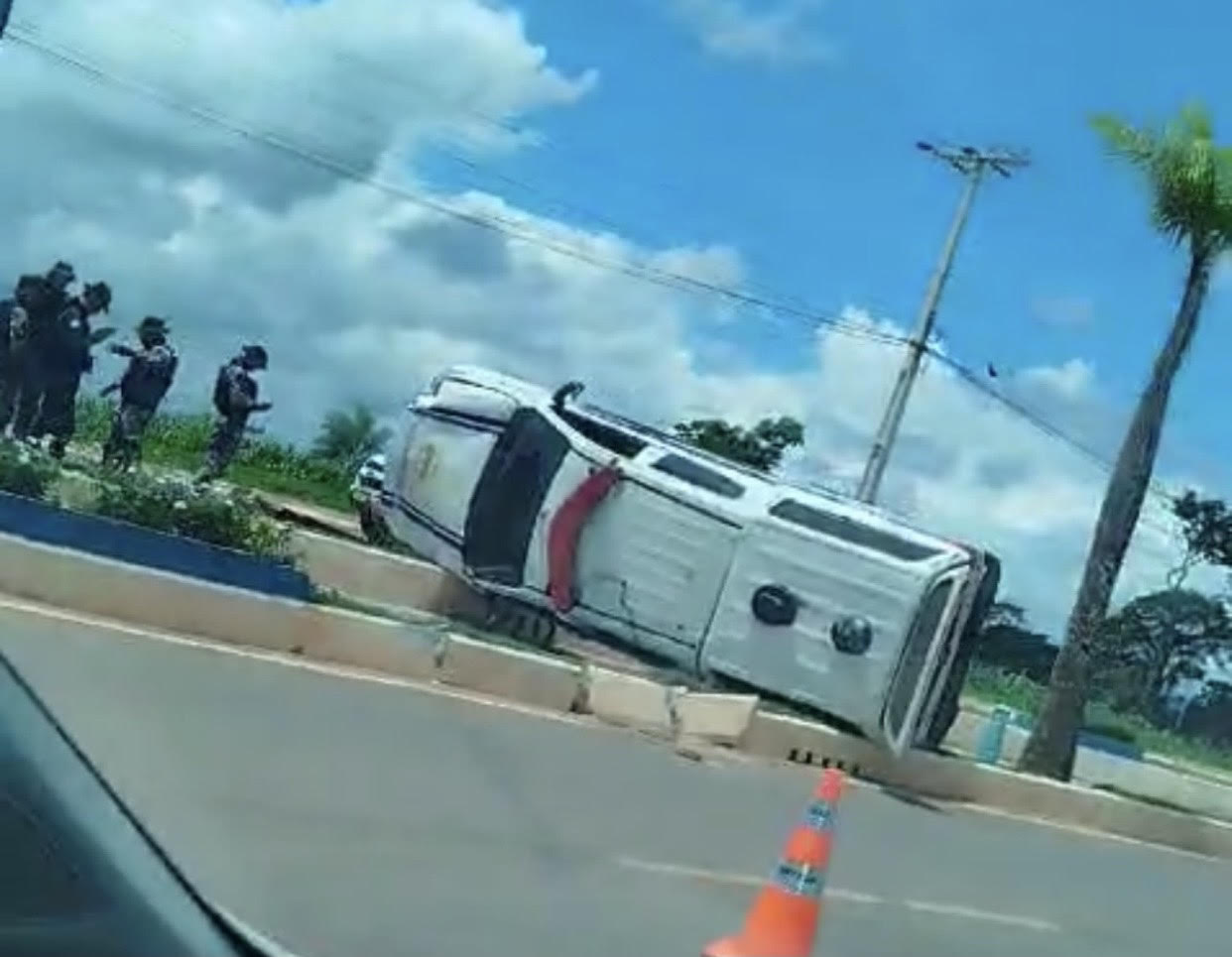 Viatura da PM capota na Via Chico Mendes e deixa dois policiais feridos