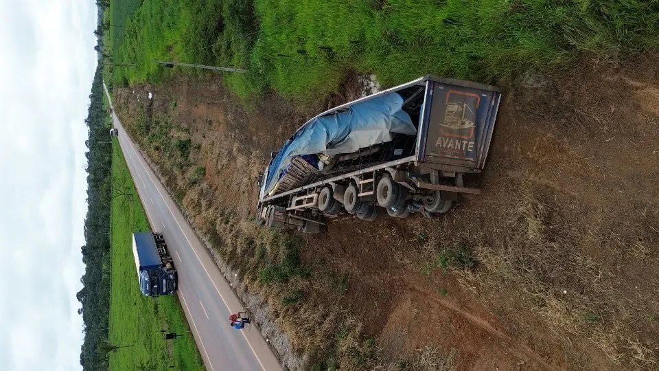 Carreta que saiu do Acre com destino ao Mato Grosso tomba na BR-364