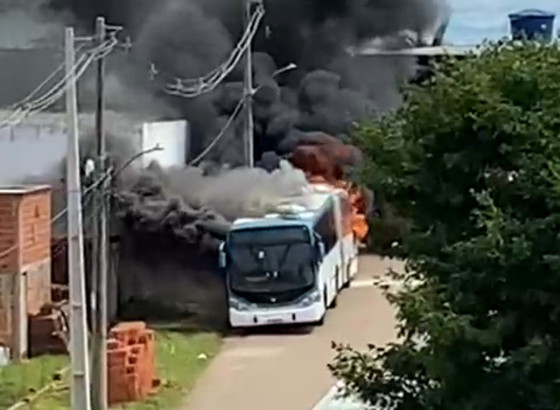 Mais um ônibus velho da Ricco Transportes pega fogo em Rio Branco; três pessoas ficam feridas