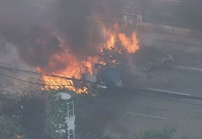 Urgente: avião cai em avenida e atinge ônibus e carros, em São Paulo