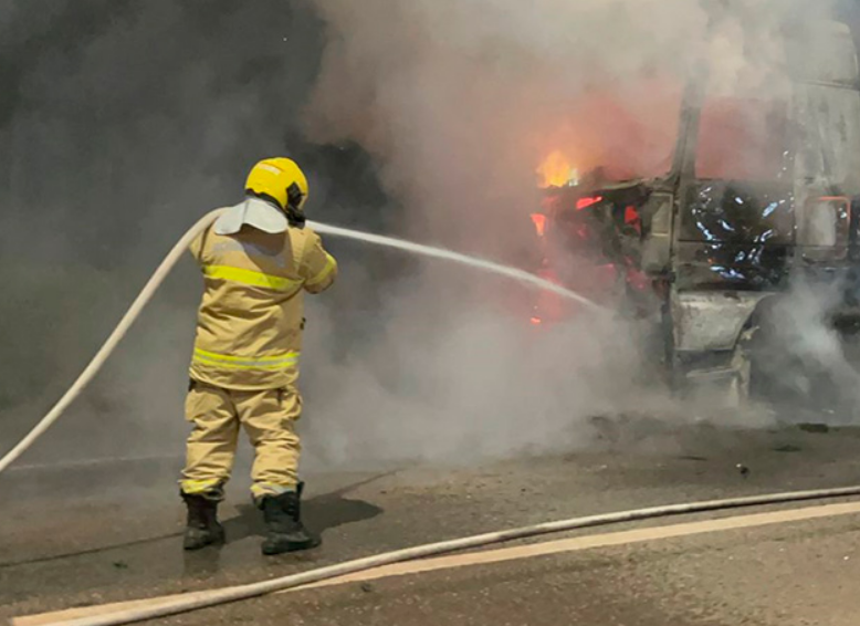Carreta carregada com soja pega fogo na BR-364; carga foi preservada após ação dos Bombeiros