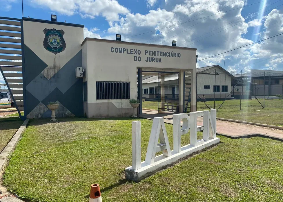 MP denuncia policial e mais 15 pessoas por facilitarem entrada de celulares e droga em presídio no Acre