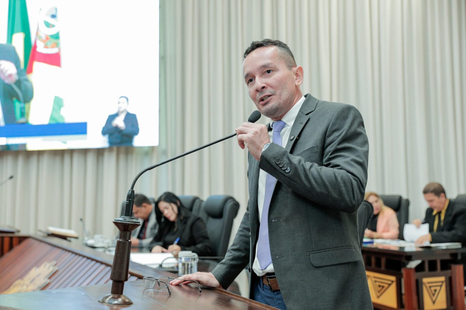 Deputado Adailton Cruz denuncia que enfermeiros de Acrelândia estão recebendo salário abaixo do piso da enfermagem