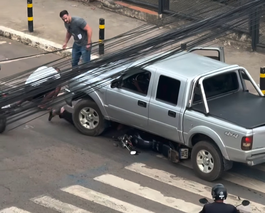 Motociclista fica preso embaixo de caminhonete em acidente no Centro de Rio Branco