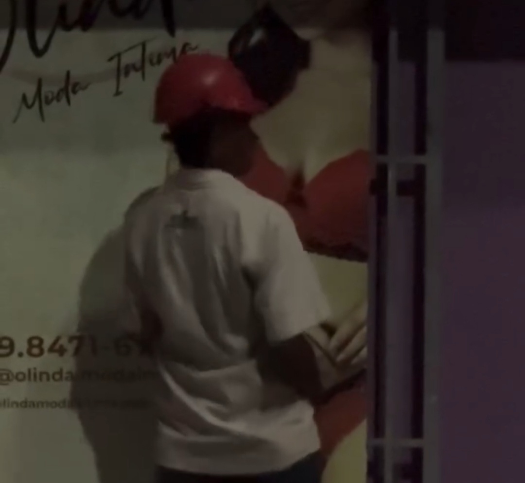Homem é flagrado se masturbando em painel de publicidade de loja de lingerie; veja o vídeo