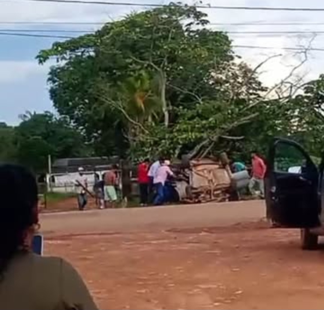 Urgente: batida frontal entre dois carros faz um deles capotar e deixa 5 vítimas na entrada de Acrelândia