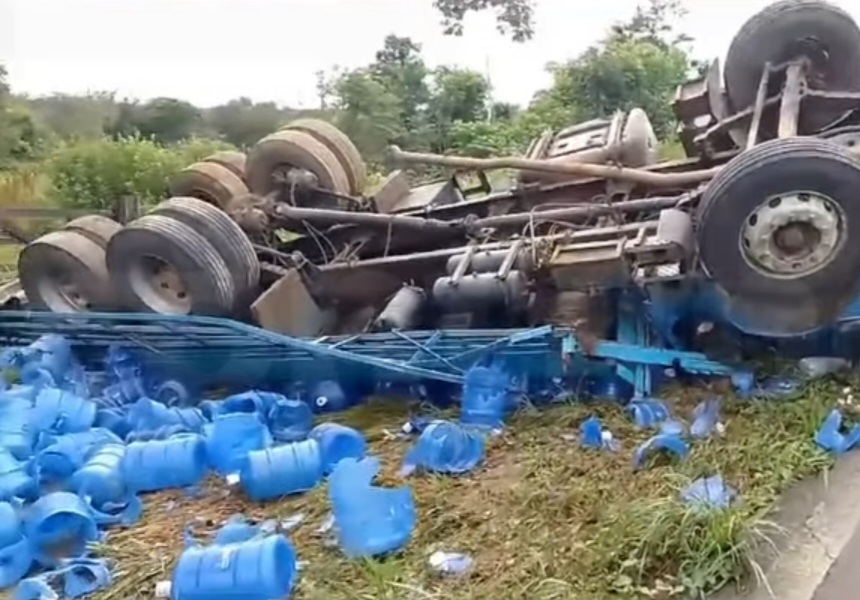 Caminhão da ‘Água Cristalina’ capota na BR-364, perde carga e motorista fica ferido