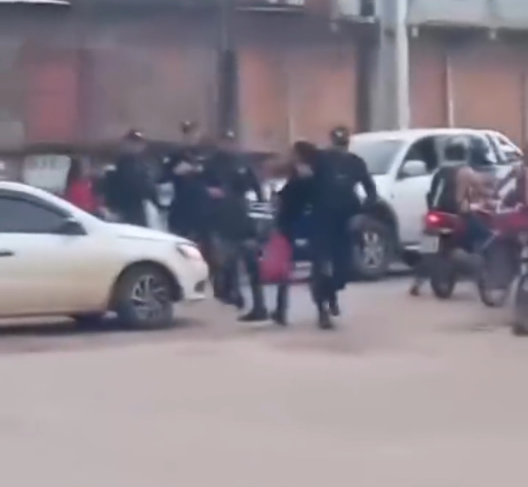 Vídeo mostra PM despreparado dando tapa no rosto de influenciador durante manifestação